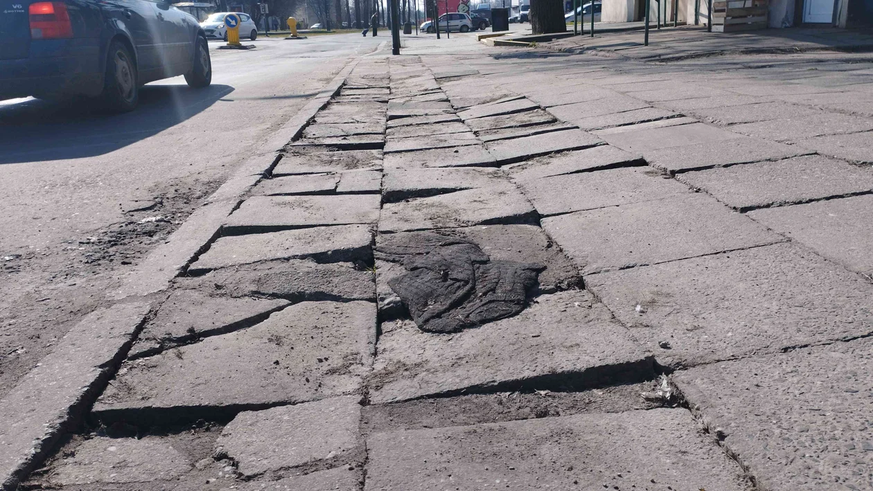 Fatalny stan chodnika przy Bratysławskiej i Karolewskiej w Łodzi. Piesi potykają się o płyty! [ZDJĘCIA] - Zdjęcie główne