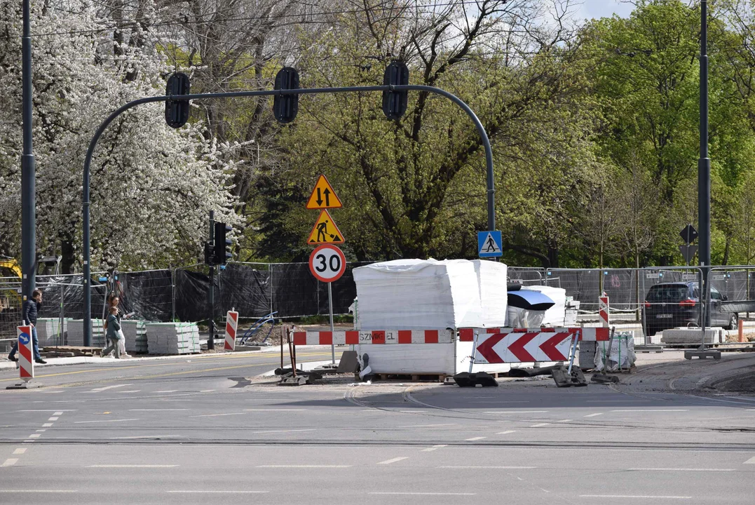 Utrudnienia dla kierowców i pieszych na skrzyżowaniu ul. Ogrodowej i ul. Zachodniej. Obok trwa budowa "Bulwarów Północnych" oraz modernizacja parku Staromiejskiego.