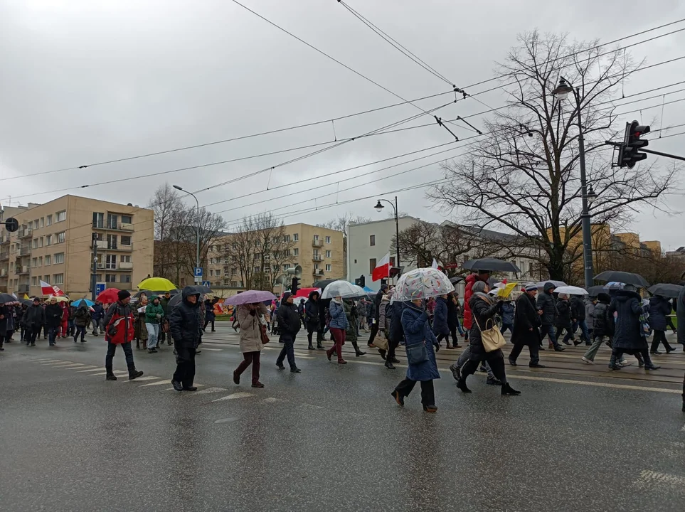 Marsz papieski w Łodzi. Setki łodzian ruszyło ulicami miasta [zdjęcia]