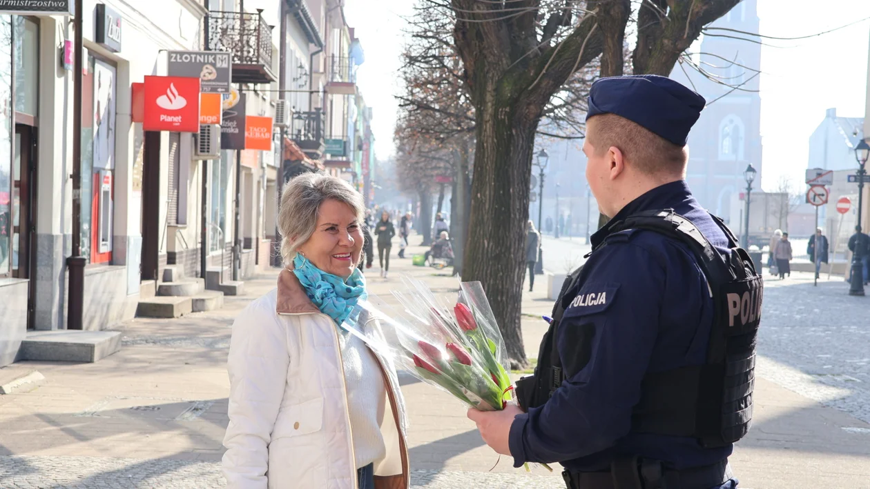 W powiecie rozdano paniom kwiaty. Dzień Kobiet pełen uśmiechów - Zdjęcie główne