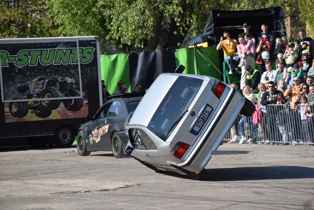 Giganty na czterech kołach zrobiły duże show! Widowiskowy pokaz monster trucków