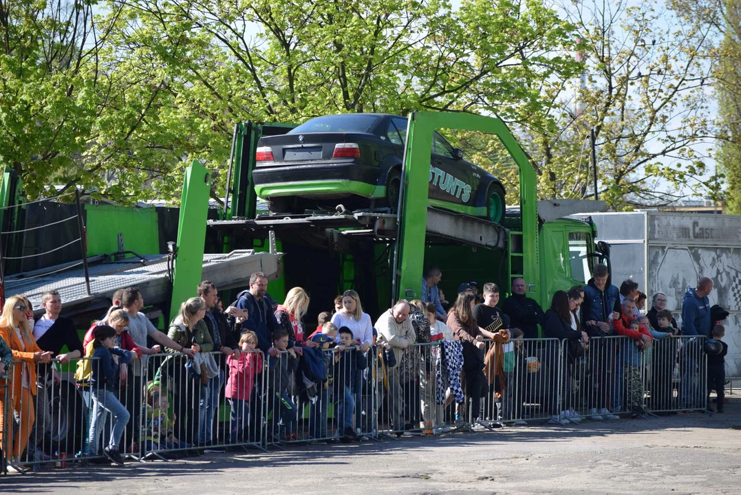 Giganty na czterech kołach zrobiły duże show! Widowiskowy pokaz monster trucków