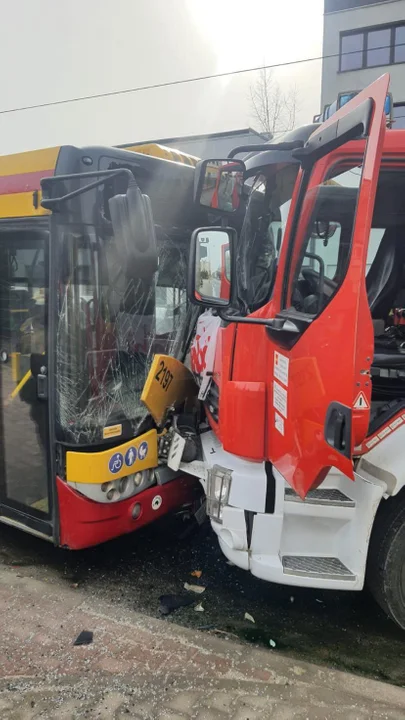 Zderzenie autobusu ze strażą pożarną na Przybyszewskiego