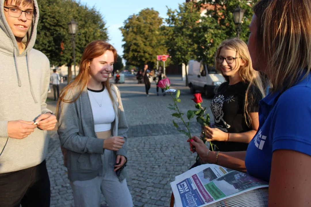 KCI rozdaje róże i gazety na kutnowskim Święcie Róży