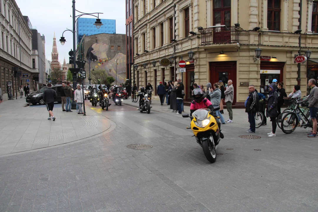 Wielka parada motocyklowa na ulicy Piotrkowskiej w Łodzi