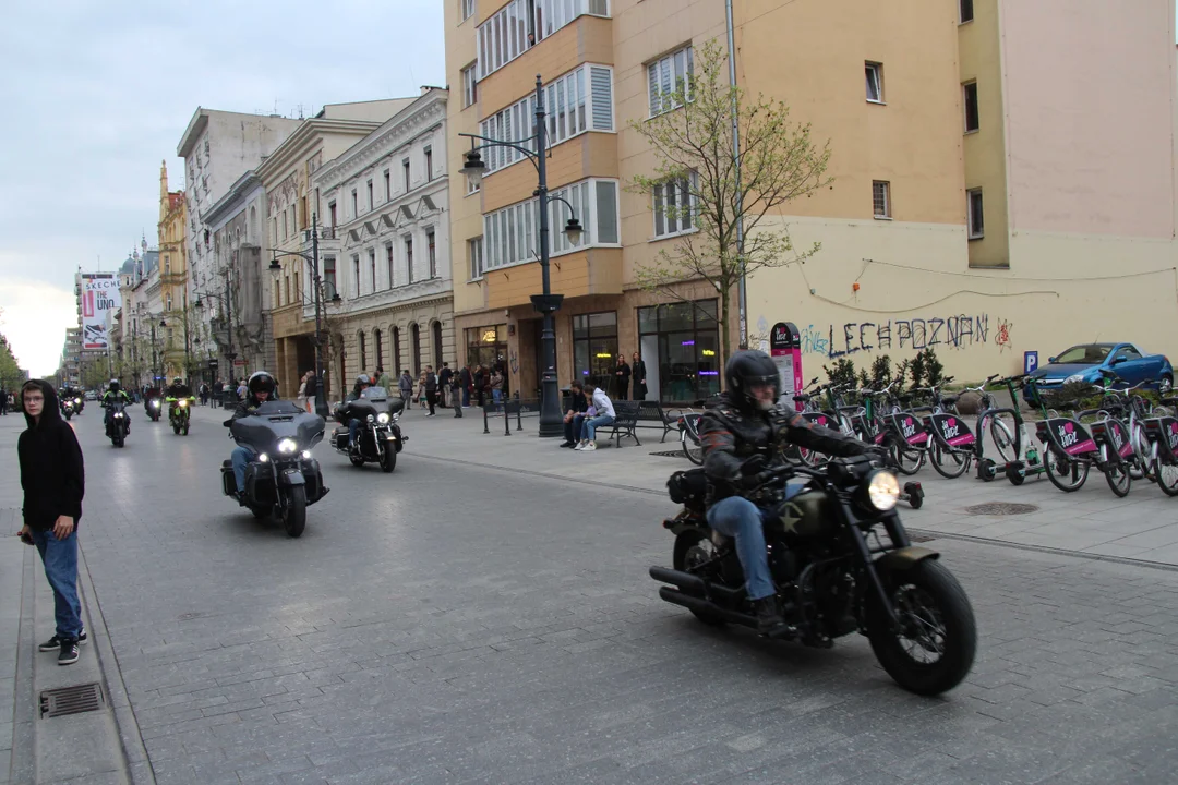 Wielka parada motocyklowa na ulicy Piotrkowskiej w Łodzi