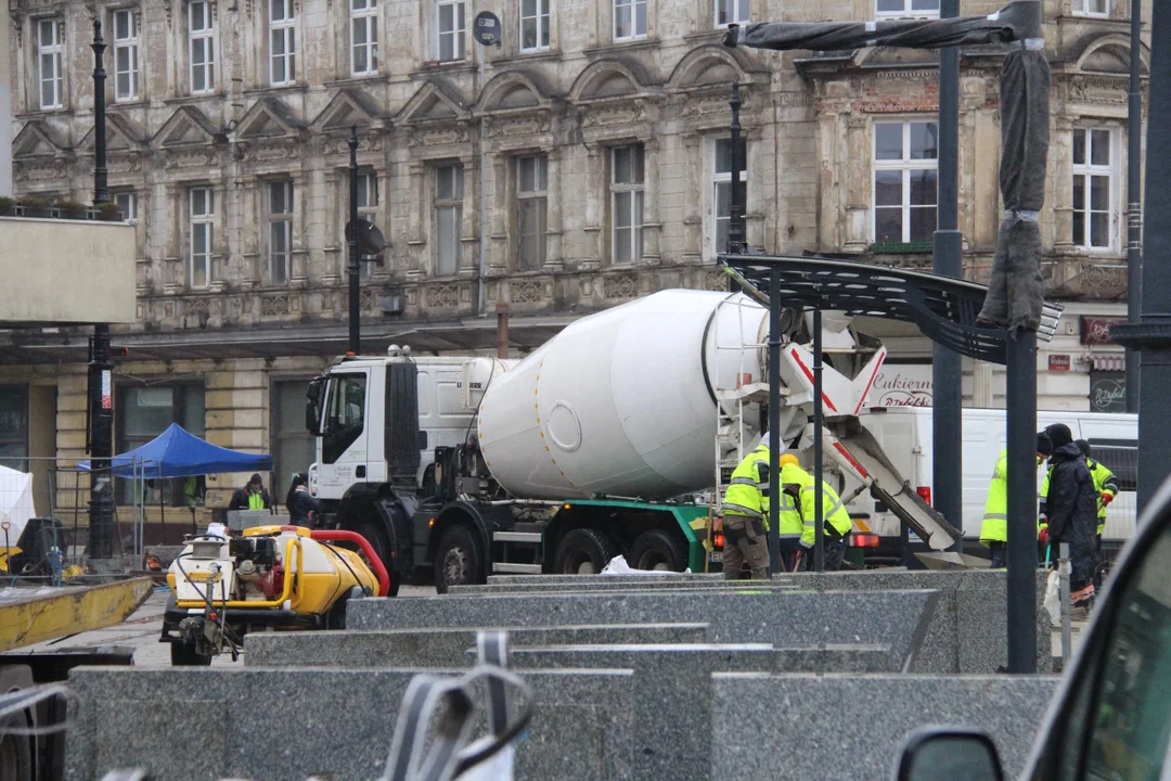 Plac Wolności w Łodzi wciąż placem budowy