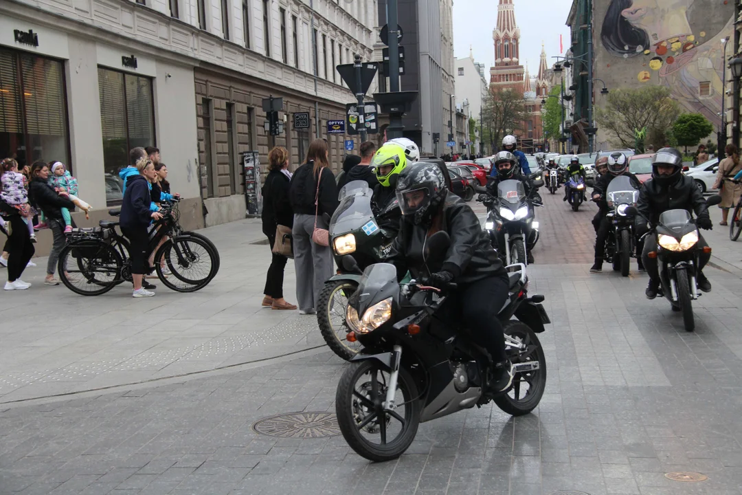 Wielka parada motocyklowa na ulicy Piotrkowskiej w Łodzi