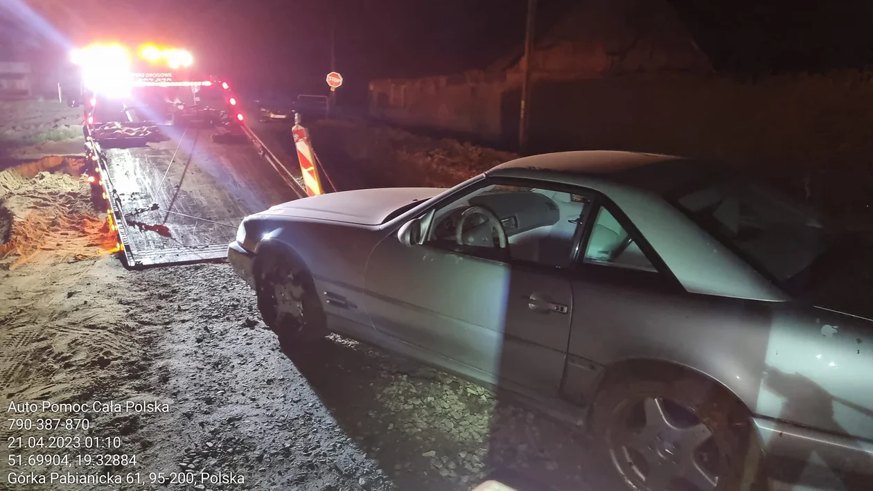 Wjechał mercedesem w głęboki wykop. Co się stało? - Zdjęcie główne