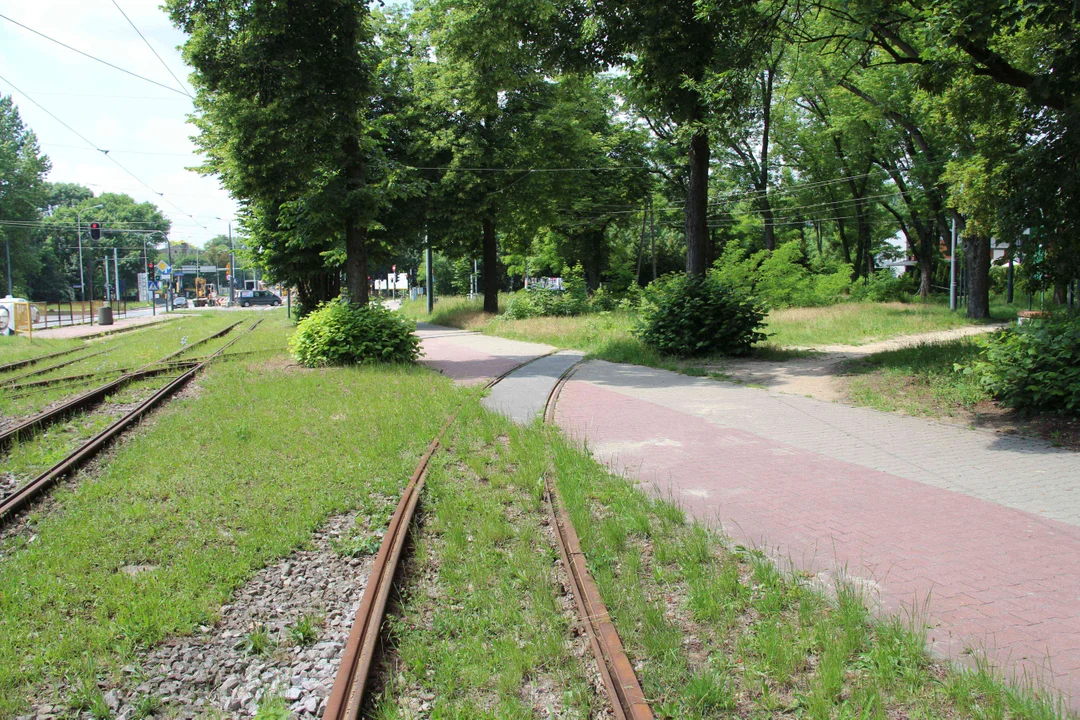 Nieczynne przystanki tramwajowe przy Konstantynowskiej