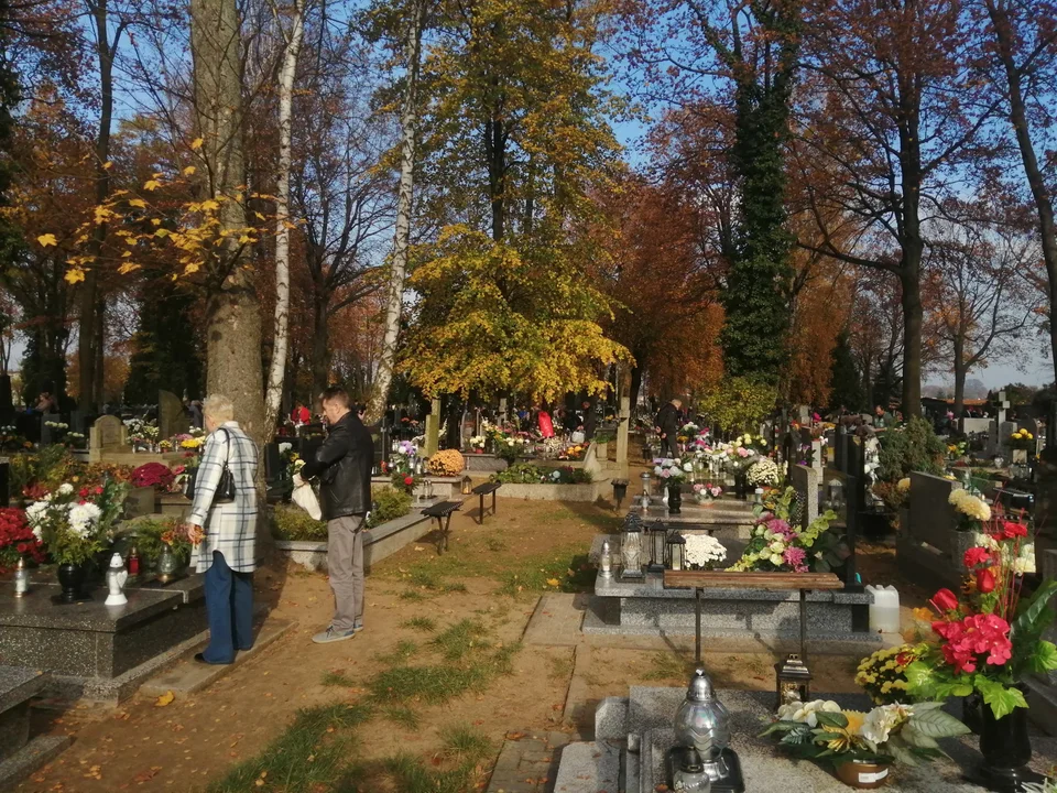 Zgierzanie i mieszkańcy okolic odwiedzili groby na cmentarzach w regionie