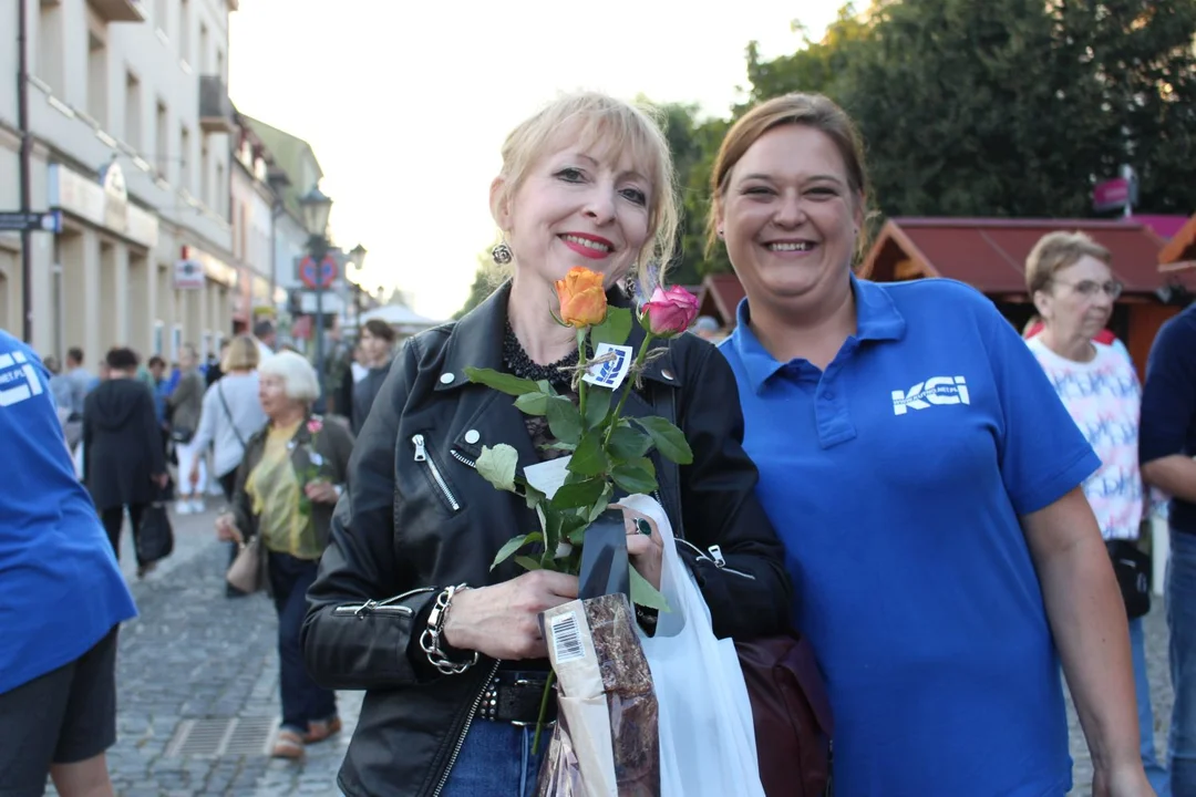 KCI rozdaje róże i gazety na kutnowskim Święcie Róży