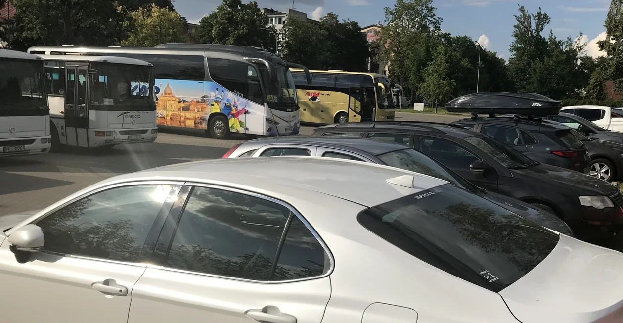 Sporny parking w centrum Płocka. Nie czytają, parkują, płacą i płaczą [ZDJĘCIA] - Zdjęcie główne