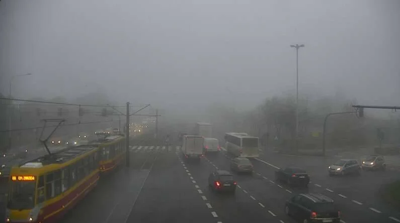 Mgła pojawiła się w całym regionie, na drogach poważne utrudnienia. Stanęły także tramwaje MPK Łódź. Jak jedziemy po Łodzi i okolicach? [ZDJĘCIA] - Zdjęcie główne