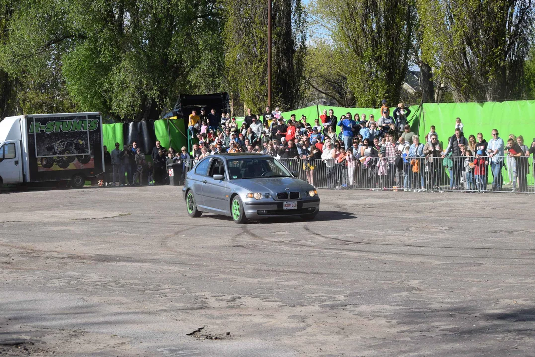 Giganty na czterech kołach zrobiły duże show! Widowiskowy pokaz monster trucków