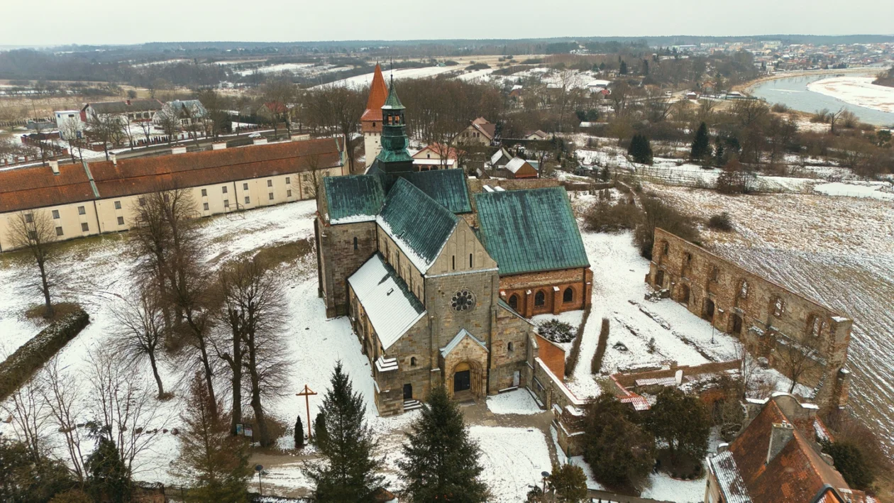 Ma ponad 800 lat i jest wpisany na listę Pomników Historii. Jest wyjątkowy w skali Polski - Zdjęcie główne