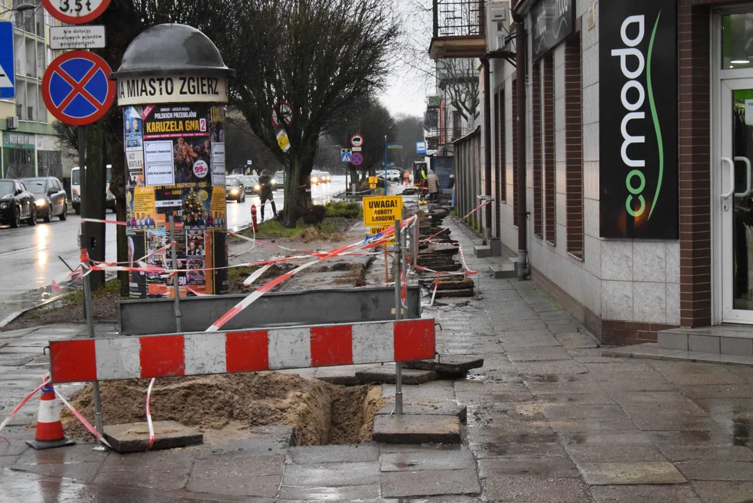 Rozłożony chodnik na ulicy Długiej