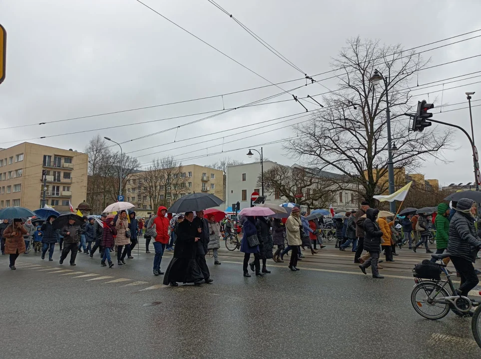 Marsz papieski w Łodzi. Setki łodzian ruszyło ulicami miasta [zdjęcia]