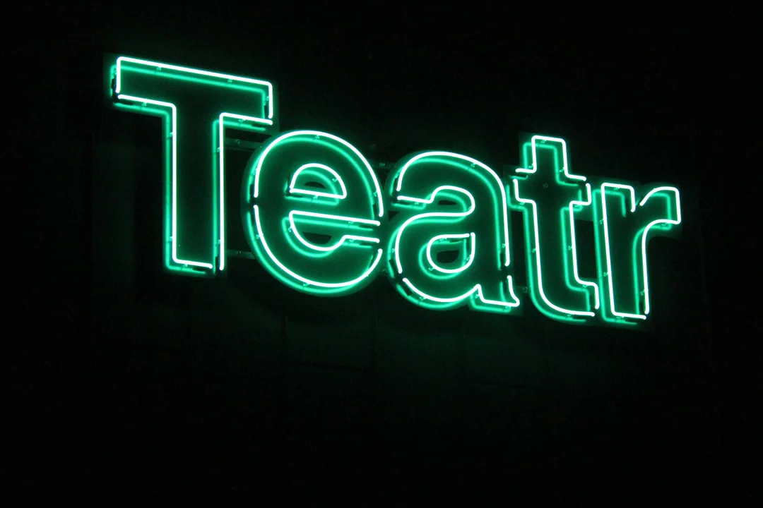 Neon na budynku Teatru Pinokio w Łodzi