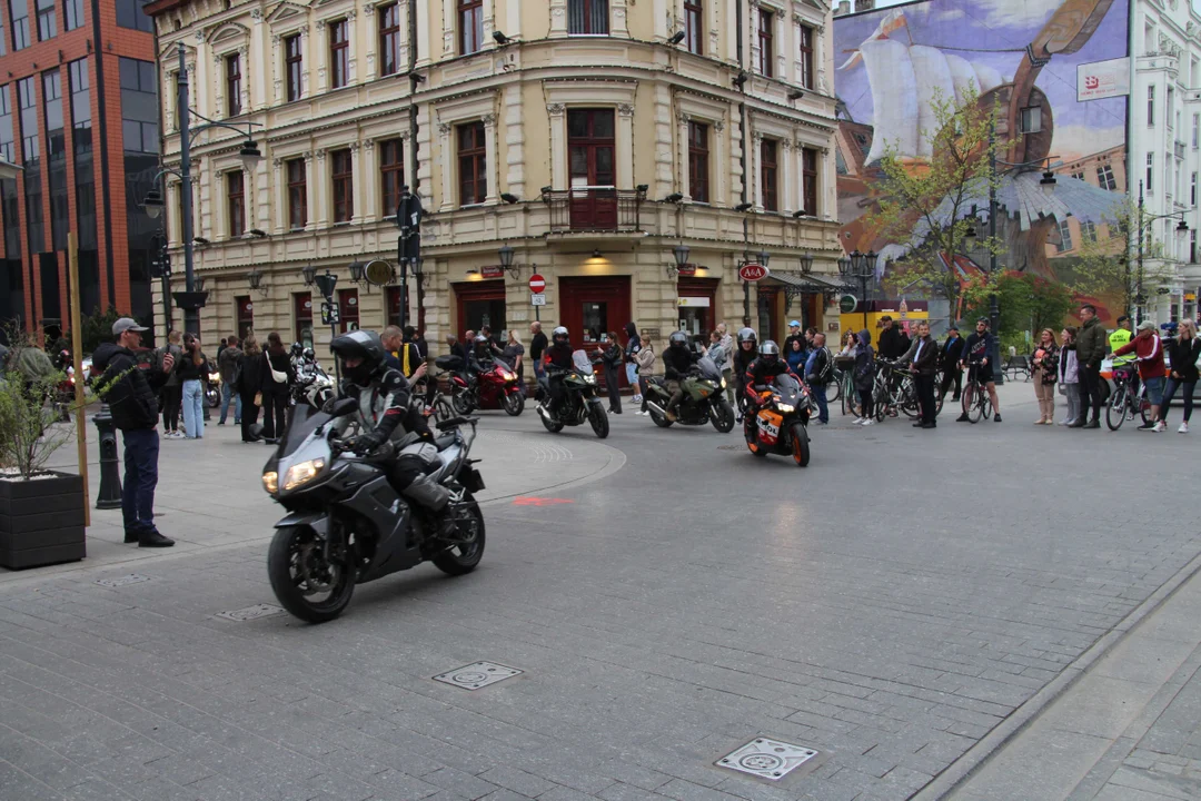 Wielka parada motocyklowa na ulicy Piotrkowskiej w Łodzi