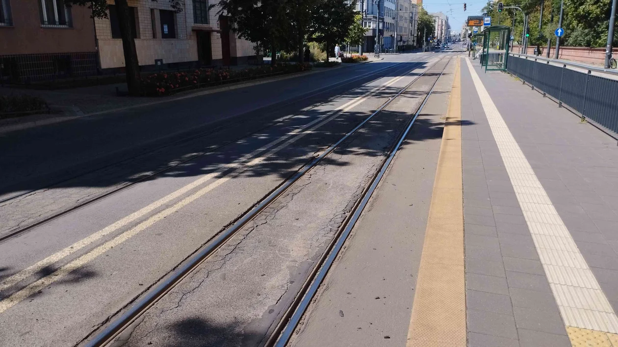 Przejeżdżające tramwaje powodują pękanie ścian i przesuwanie się szklanek. Mieszkańcy z ul. Narutowicza alarmują [ZDJĘCIA] - Zdjęcie główne