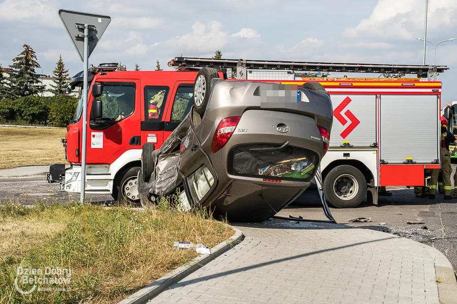 Groźny wypadek w Bełchatowie. Kobieta zabrana do szpitala [FOTO] - Zdjęcie główne