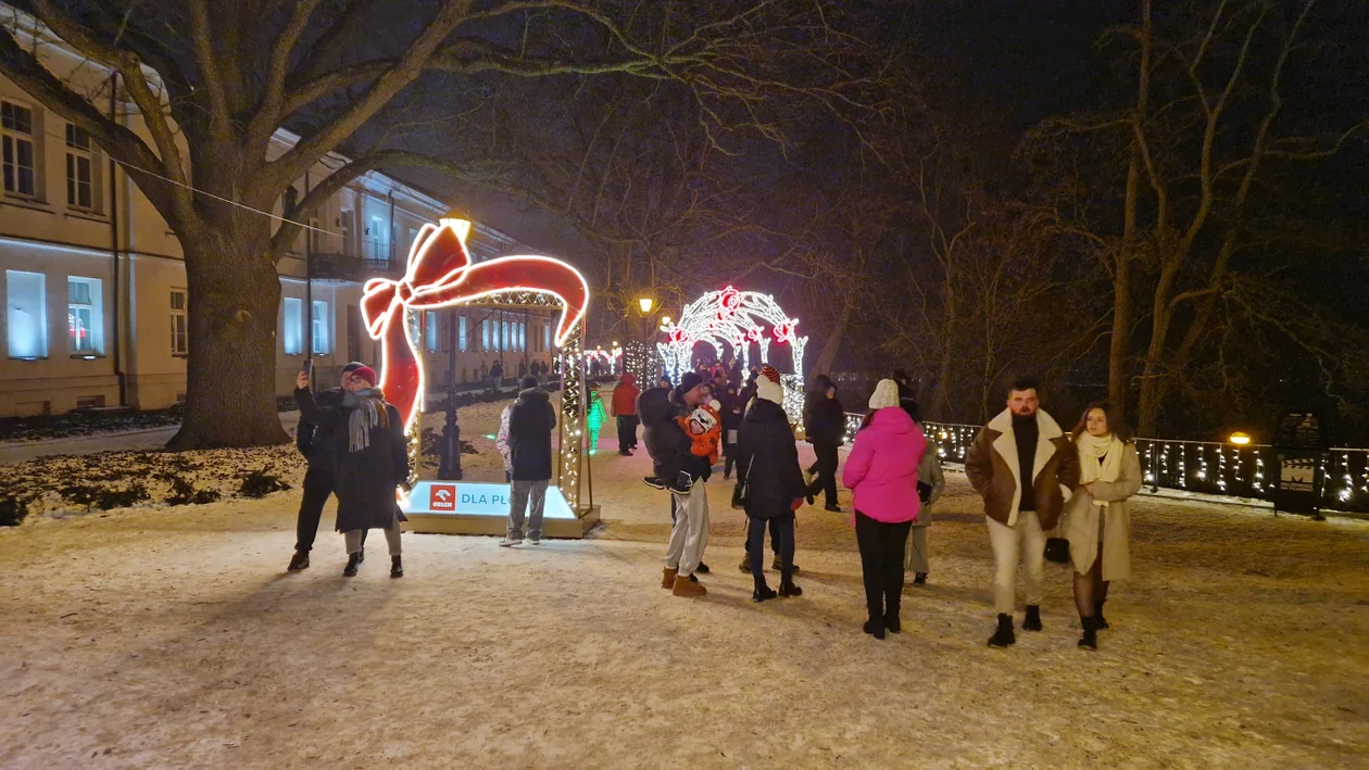 Koniec długiego wolnego i niemal ostatnia szansa. Sporo płocczan spacerowało po Wzgórzu Tumskim [ZDJĘCIA] - Zdjęcie główne