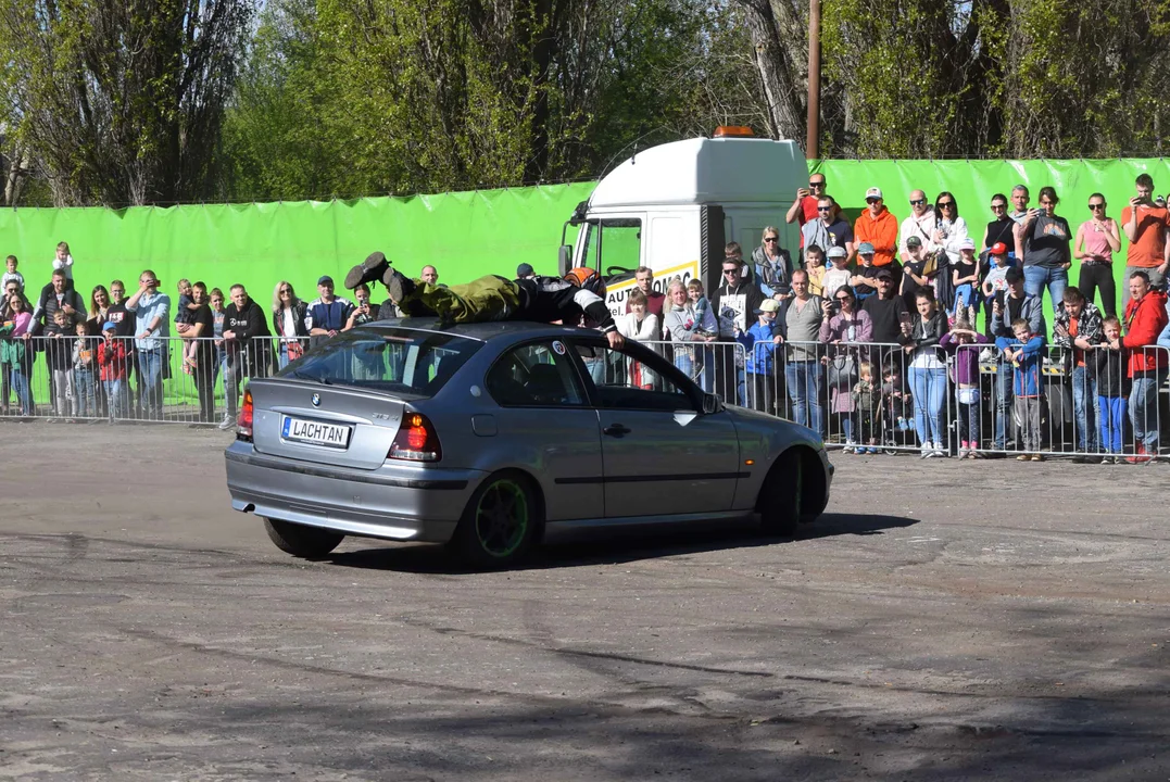 Giganty na czterech kołach zrobiły duże show! Widowiskowy pokaz monster trucków