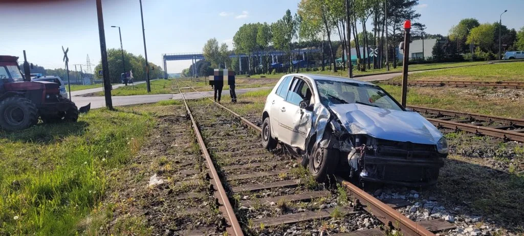 Wypadek przy Elektrowni Bełchatów. Ciągnik rolniczy uderzył w osobówkę [FOTO] - Zdjęcie główne