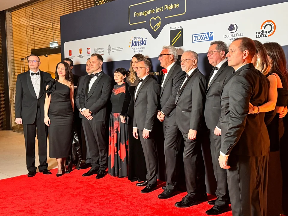 Elegancja i pomoc. Druga edycja balu charytatywnego „Pomaganie jest Piękne” w Łodzi [ZDJĘCIA] - Zdjęcie główne