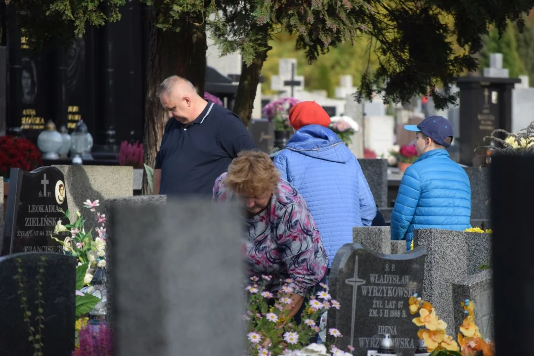 Łodzianie przygotowują groby bliskich do Wszystkich Świętych