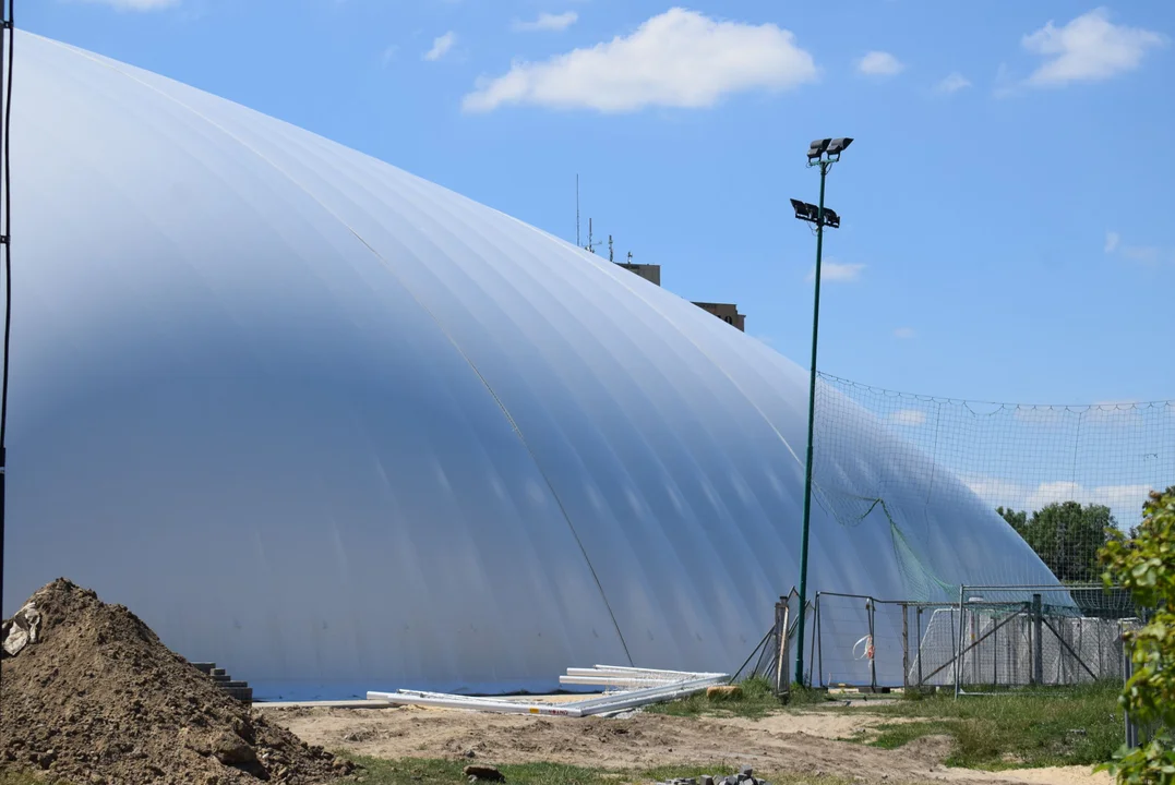 Biały balon pojawił się na terenie MOSiR Zgierz. Czy to oznacza koniec prac? [ZDJĘCIA] - Zdjęcie główne