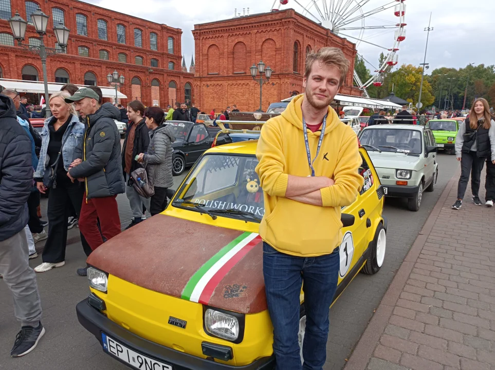 Miłośnicy fiatów 126p zaprezentowali swoje maszyny w łódzkiej Manufakturze