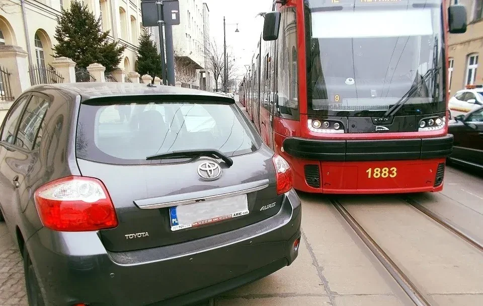 Samochody na torowisku przyprawiają podróżnych o ból głowy. To częsty powód zatrzymania tramwajów - Zdjęcie główne