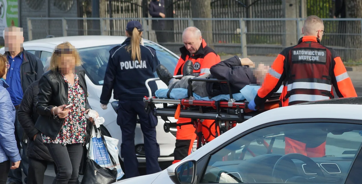 Groźny wypadek koło miejskiego targowiska. Starszego mężczyznę zabrała karetka [FOTO] - Zdjęcie główne