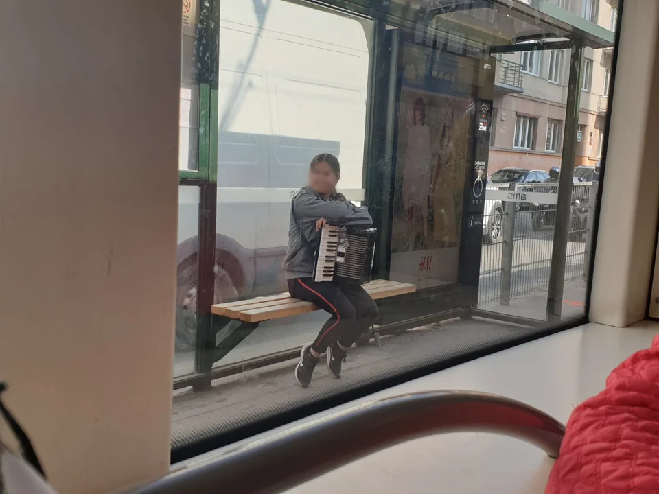 Grają na akordeonach i proszą o pieniądze. W łódzkich tramwajach znów pojawiły się żebrzące dzieci - Zdjęcie główne