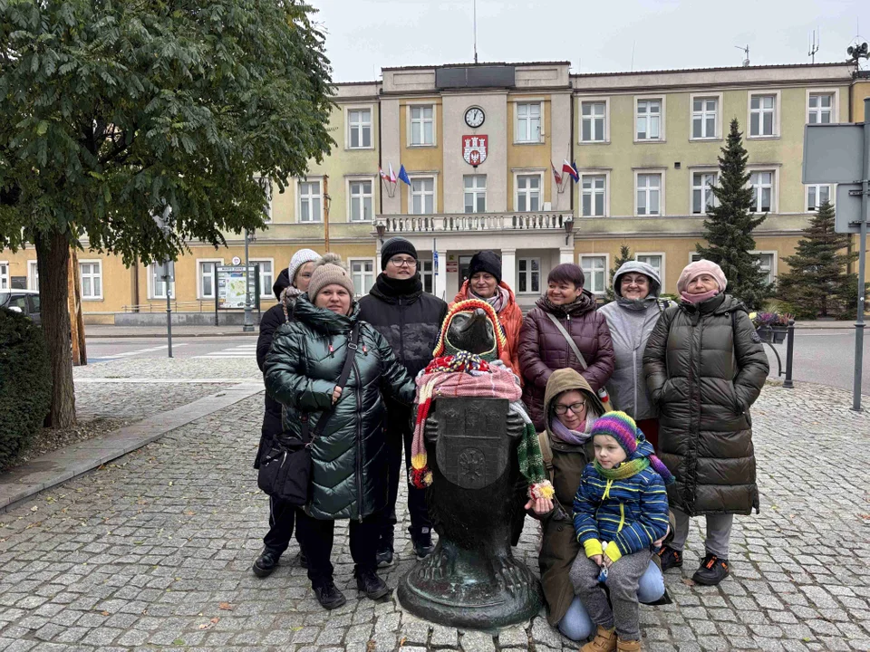 Pomnik w centrum miasta udekorowany przez grupę „Zamontanki”