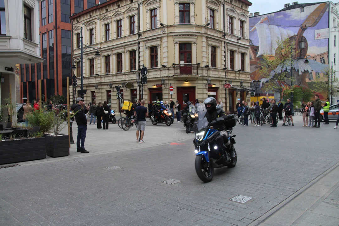 Wielka parada motocyklowa na ulicy Piotrkowskiej w Łodzi