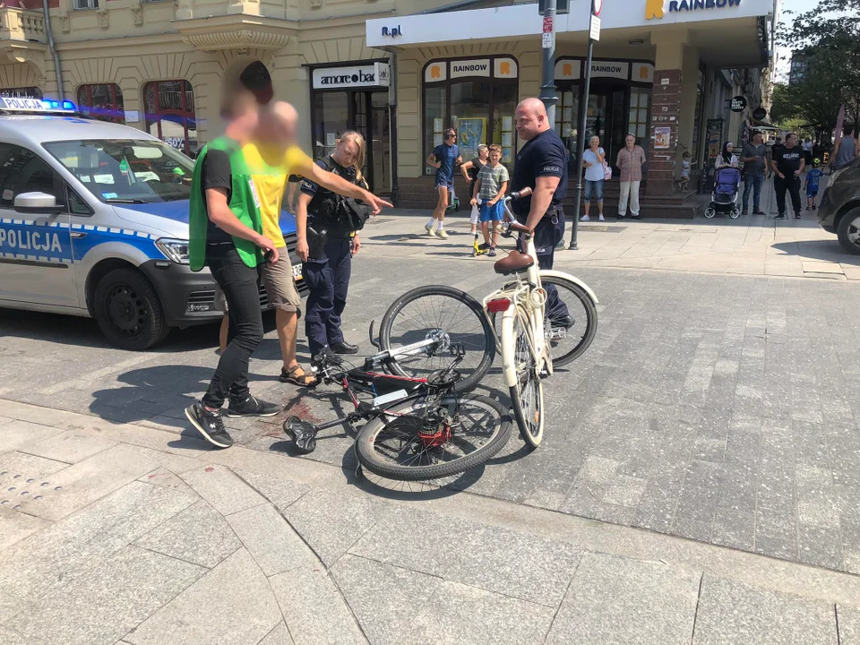 Na Piotrkowskiej zderzyło się ze sobą dwoje rowerzystów. Kobietę z rozbitą głową trzeba było zabrać do szpitala [ZDJĘCIA] - Zdjęcie główne