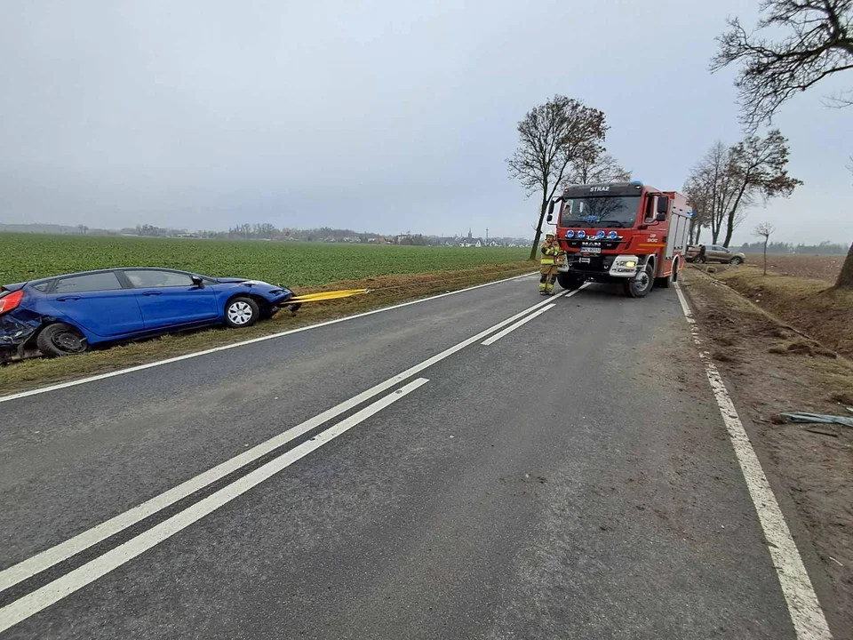 Nieudana próba wyprzedzania. Trzy auta "skasowane"! [ZDJĘCIA] - Zdjęcie główne