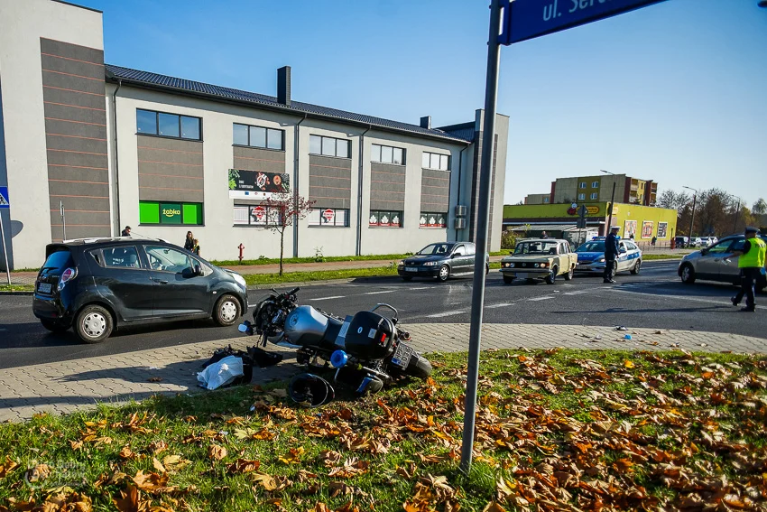 Wypadek na al. Wyszyńskiego. Policyjny motocykl zderzył się z osobówką