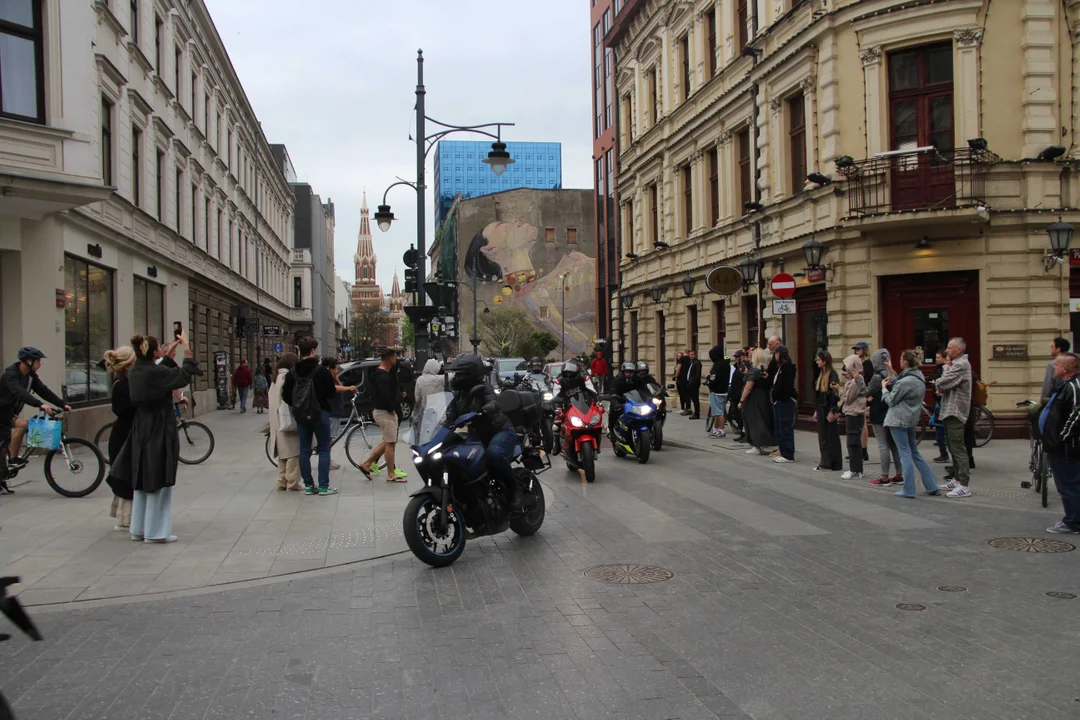 Wielka parada motocyklowa na ulicy Piotrkowskiej w Łodzi