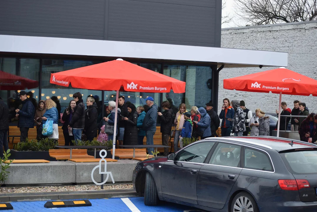 Tłumy łodzian na otwarciu restauracji MAX Premium Burgers. Tego jeszcze w Łodzi nie było [ZOBACZ ZDJĘCIA]