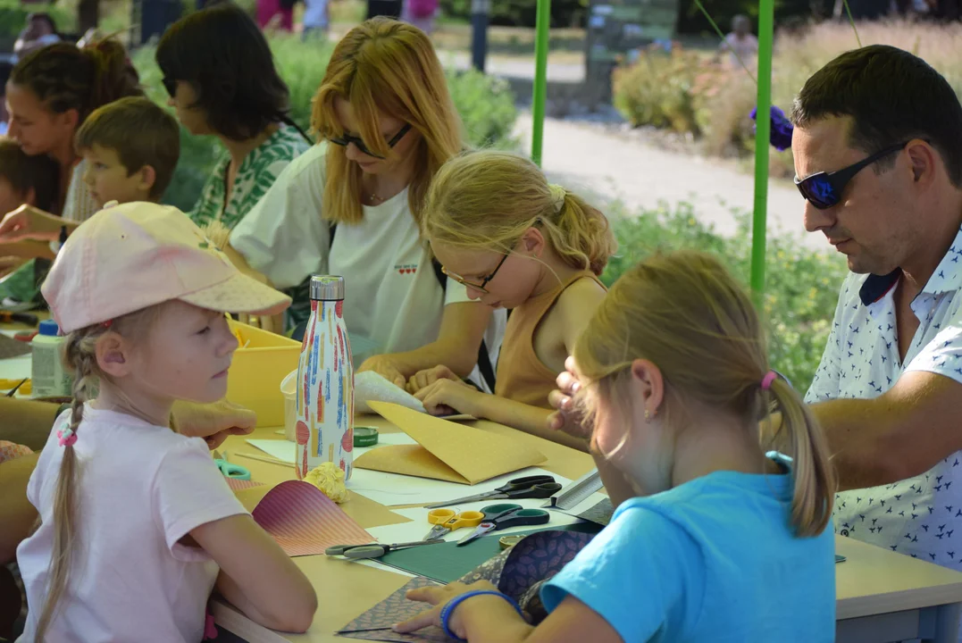 Piknik międzypokoleniowy w Parku Ocalałych w Łodzi