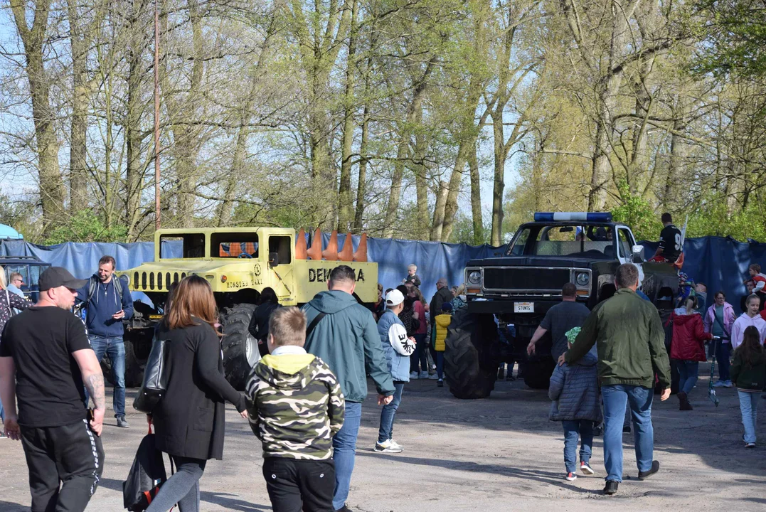 Giganty na czterech kołach zrobiły duże show! Widowiskowy pokaz monster trucków