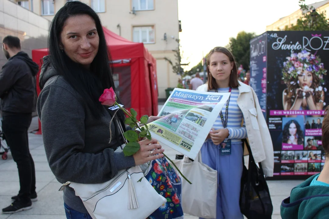 KCI rozdaje róże i gazety na kutnowskim Święcie Róży