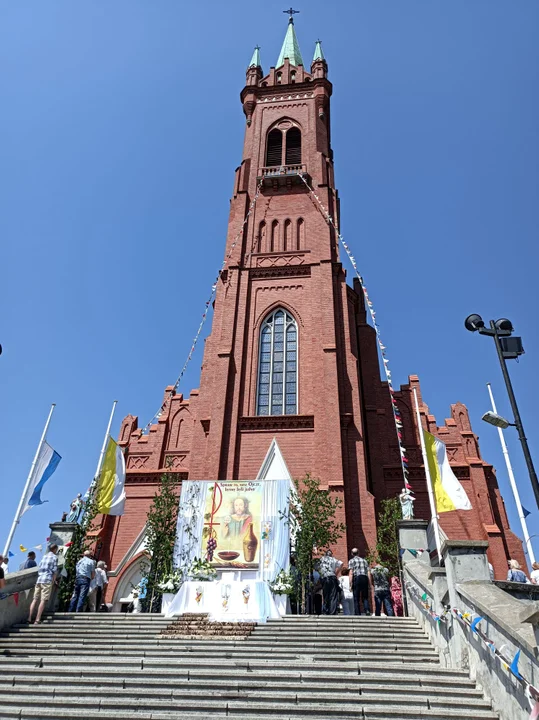 Ulicami Zgierza przeszły procesje Bożego Ciała.