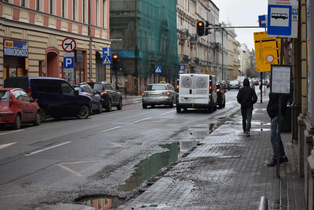 Fatalny stan drogi przy przystanku w centrum Łodzi. Z dziur robią się jeziora, a krawężniki nie istnieją [zdjęcia]