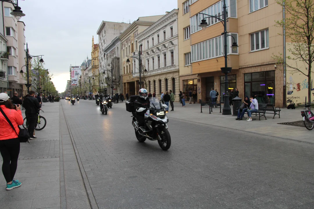 Wielka parada motocyklowa na ulicy Piotrkowskiej w Łodzi