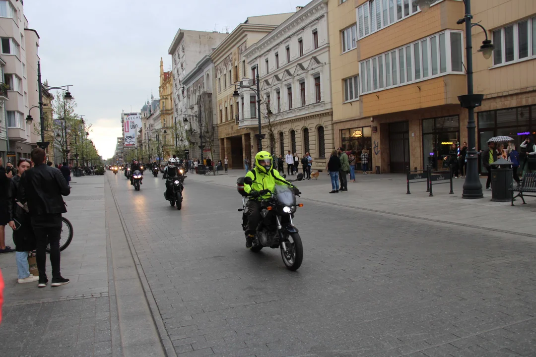 Wielka parada motocyklowa na ulicy Piotrkowskiej w Łodzi